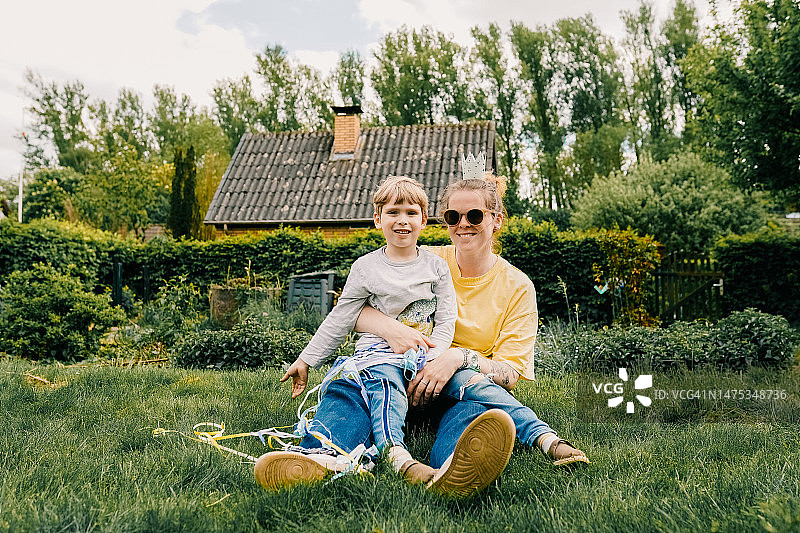 母子在户外庆祝生日图片素材