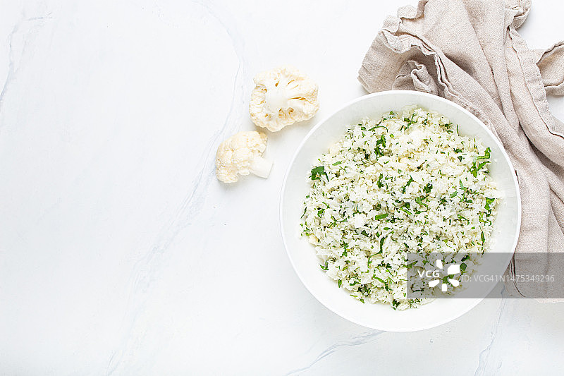 白色碗里的生菜花米饭或蒸粗麦粉配莳萝图片素材