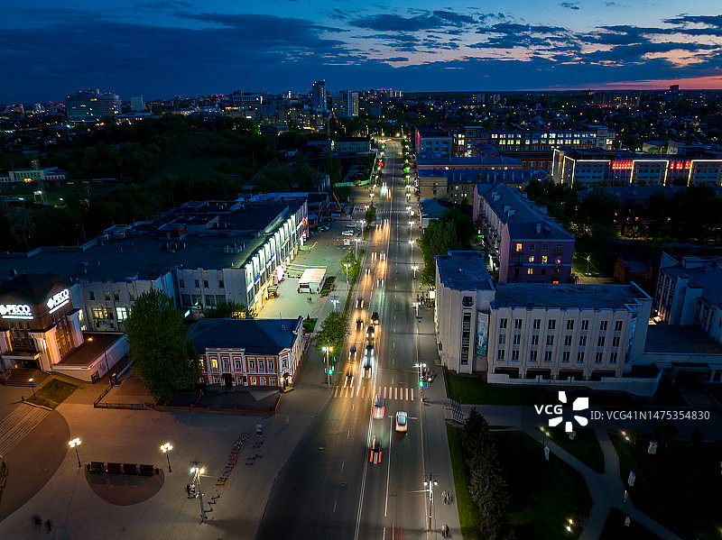 弗拉基米尔城市夜景全景：城市街道的夜间照明，城市中心景观图片素材