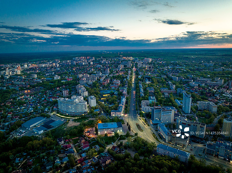 弗拉基米尔城市夜景全景：城市街道的夜间照明，城市中心景观图片素材