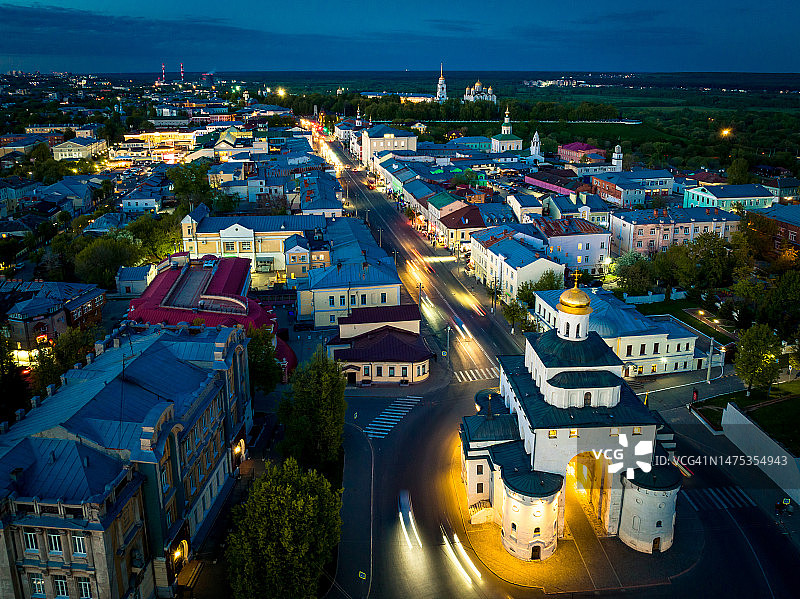 弗拉基米尔市夜景全景：城市街道的夜间照明，城市中心和金门景观图片素材