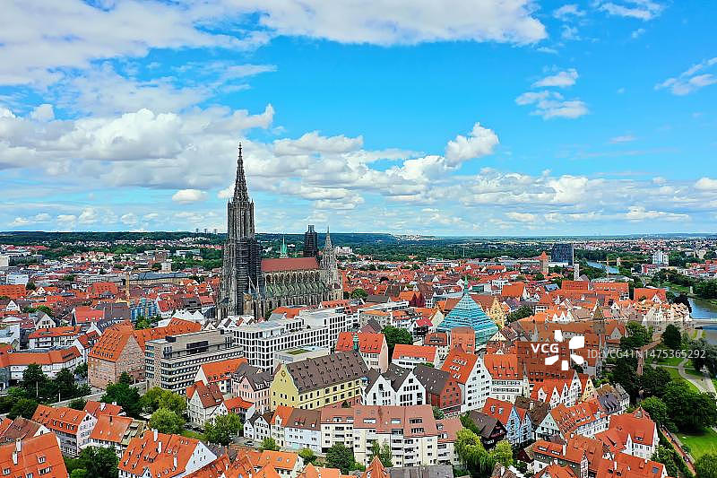 风和日丽的乌尔姆市及多瑙河畔的乌尔姆大教堂航拍，德国巴登-符腾堡州图片素材