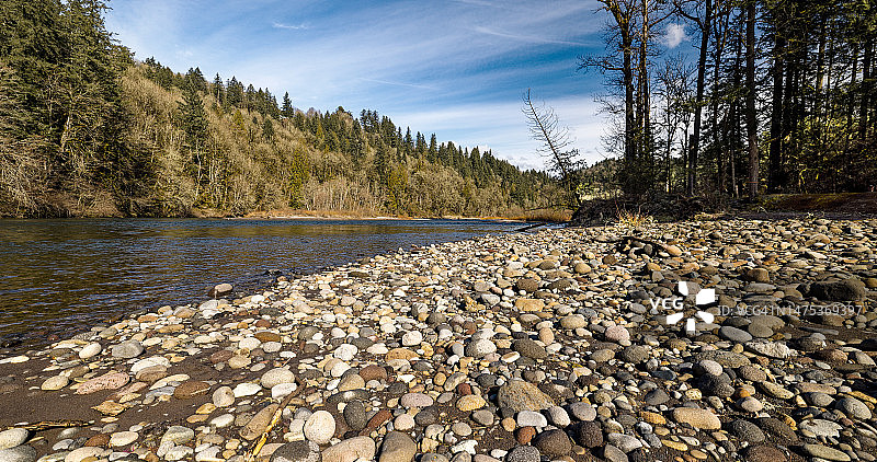 沙滩上的河石图片素材