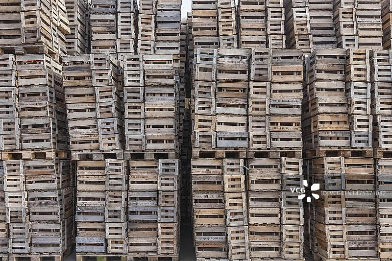 堆叠的木箱和葡萄酒箱，德国莱茵兰-普法尔茨图片素材