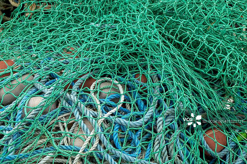 爱尔兰Portmaggee的绿色渔网与绳索及浮标图片素材