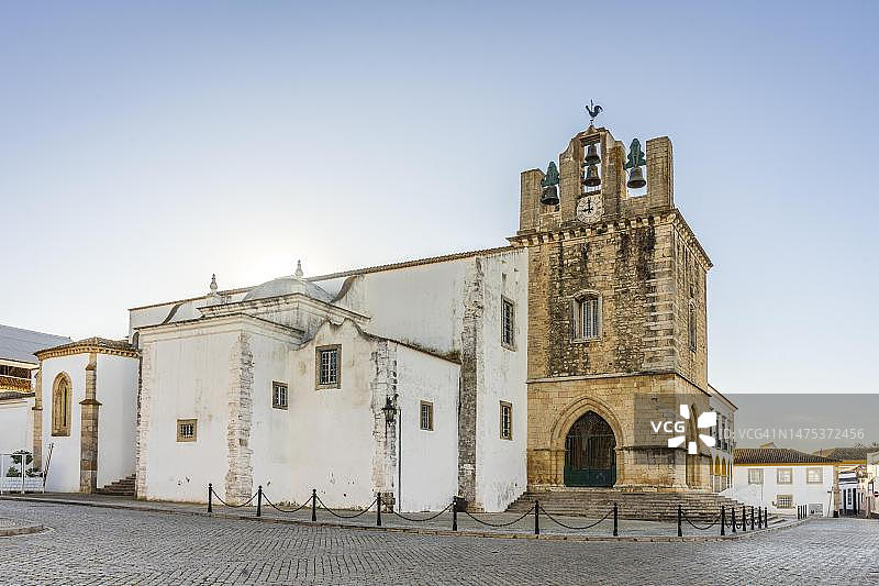 葡萄牙阿尔加维法鲁市中心与海景大教堂图片素材