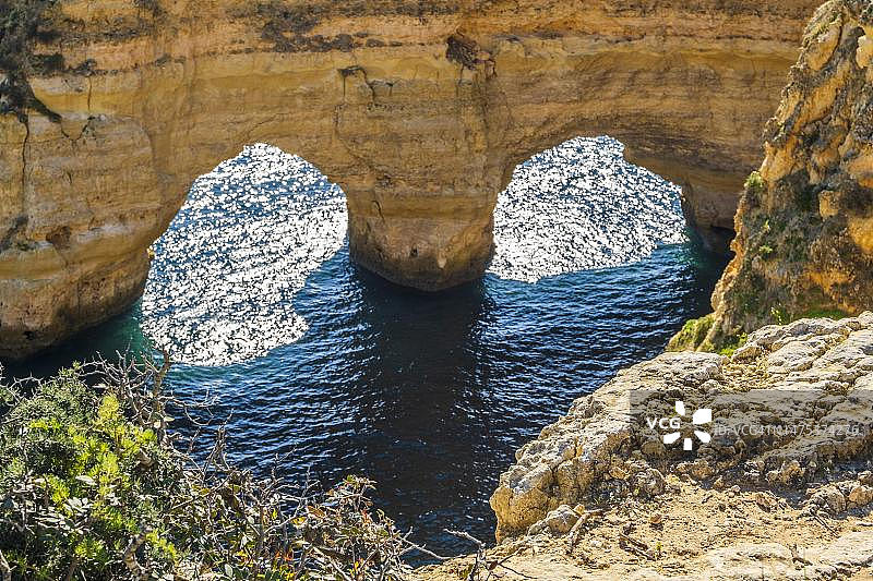 葡萄牙阿尔加维Marinha海滩拱门和植物构成的爱心图片素材