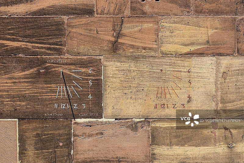 弗莱堡大教堂入口大厅，石头雕刻的中世纪日晷，德国巴登-符腾堡州弗莱堡图片素材