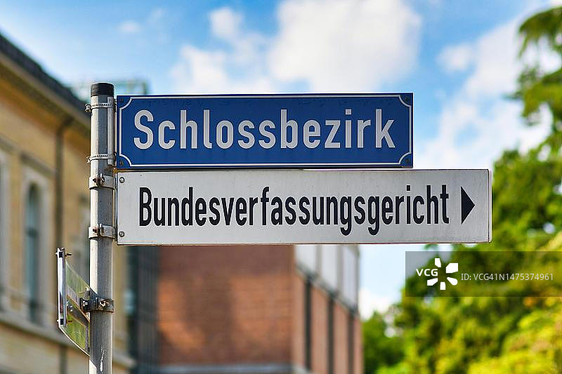 德国卡尔斯鲁厄联邦宪法法院指示牌图片素材