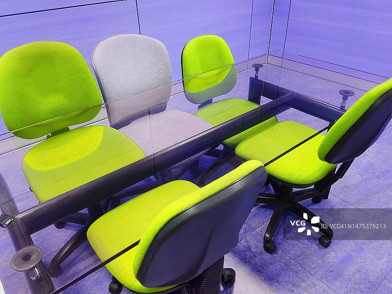小型会议桌旁的黄色椅子图片素材