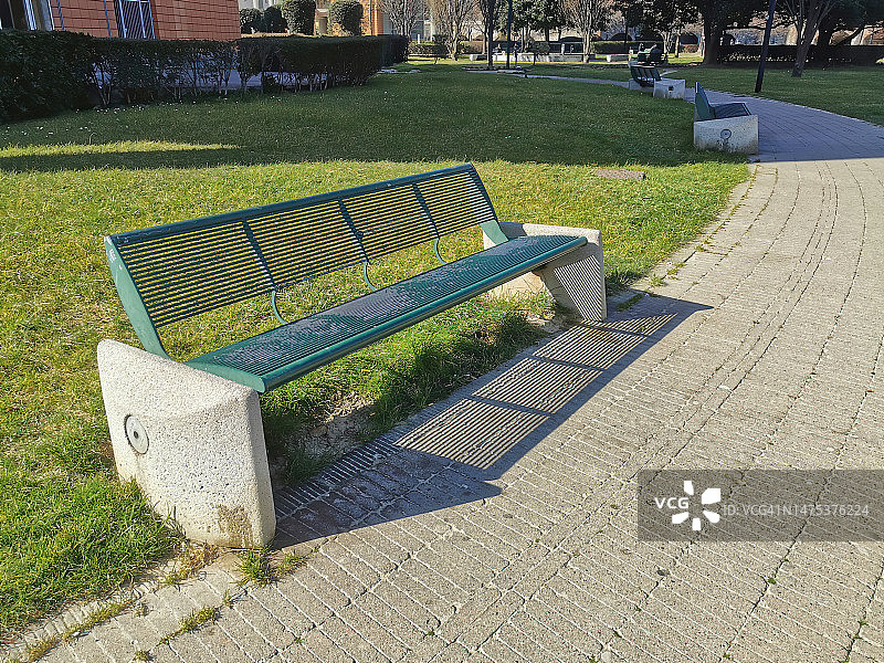 城市公园里的现代铁艺长椅图片素材