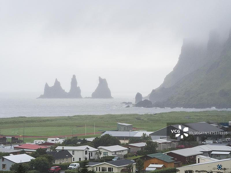 维克黑沙滩雷尼斯德兰格岩石悬崖，冰岛南部图片素材