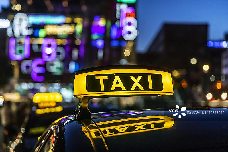 德国斯图加特市中心夜间出租车站点图片素材