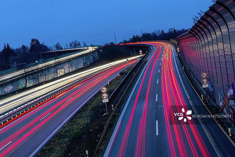 德国巴登-符腾堡州斯图加特附近B10联邦公路上的光轨图片素材