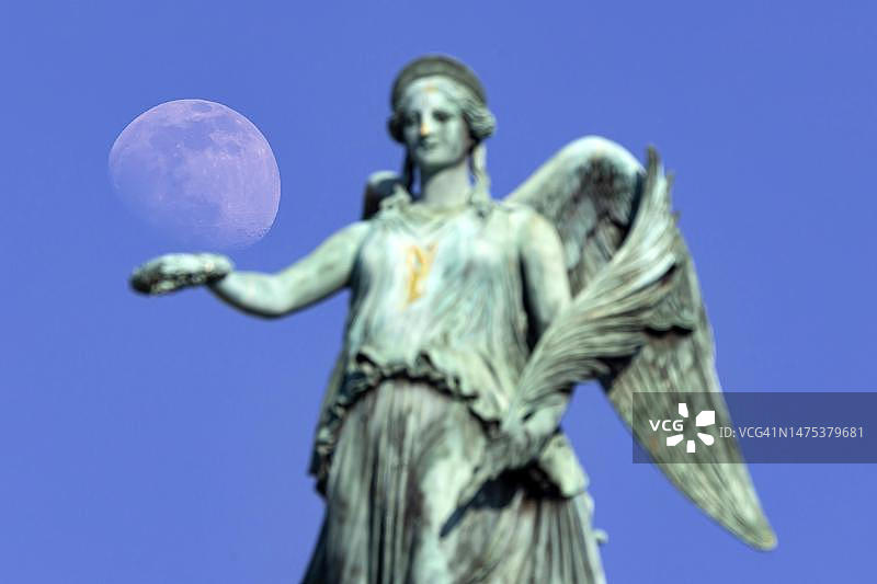 斯图加特王宫广场的纪念柱，月亮，巴登-符腾堡州，德国图片素材