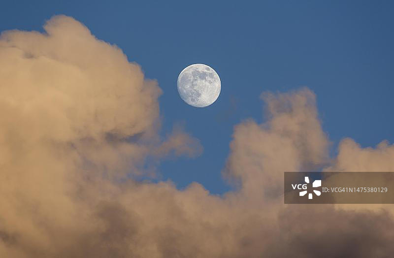 德国傍晚天空中的满月和红色积云图片素材