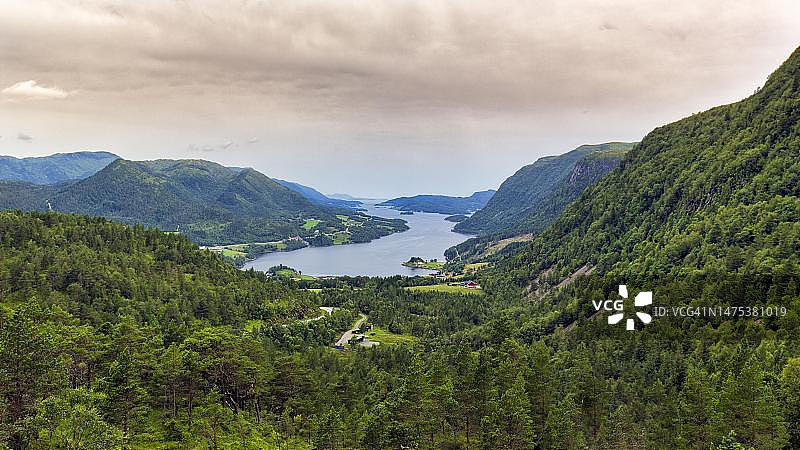 挪威默勒-鲁姆斯达尔郡，通往伊马尔松的林木山坡和全景公路Fv 680的俯视图图片素材