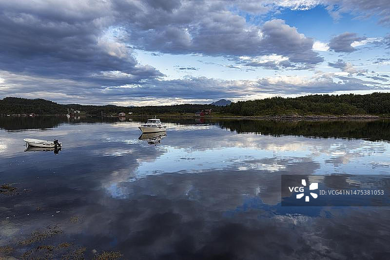 挪威默勒-鲁姆斯达尔郡，托默沃格峡湾的船只和云彩倒影图片素材