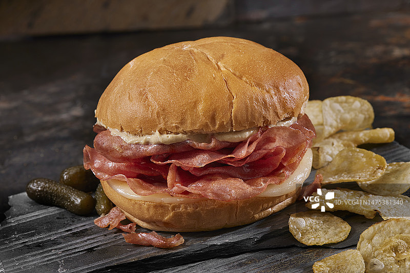 炸博洛尼亚香肠三明治配意大利干酪图片素材