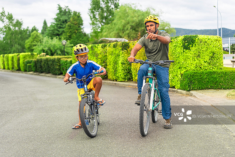 父子骑自行车图片素材