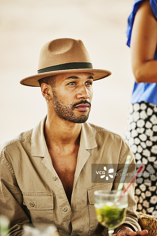 在摩洛哥阿加菲沙漠豪华营地度假的男人（中景）图片素材