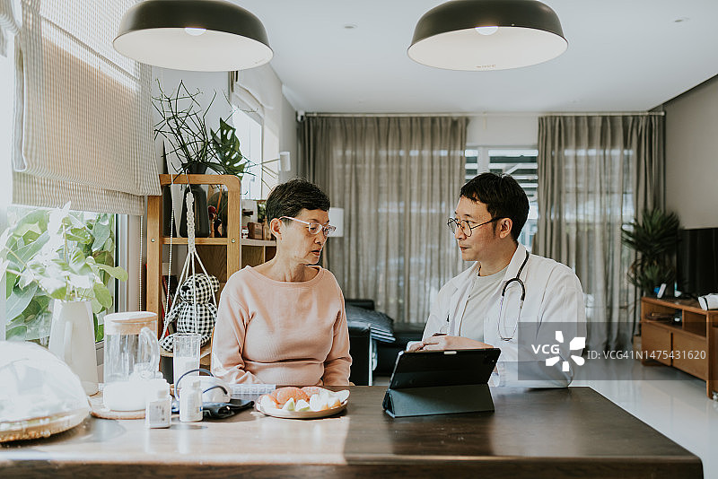 骨质疏松症患者专心听取骨科医生的建议图片素材