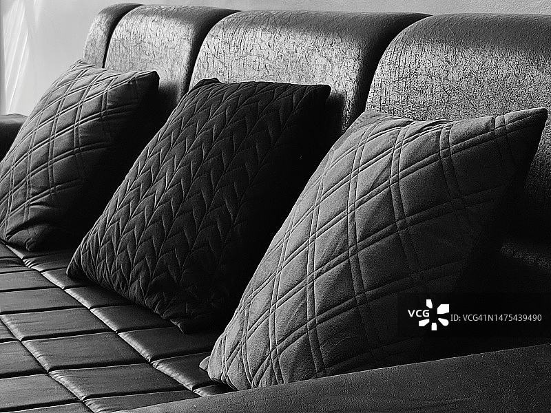 沙发上的靠垫概念图片素材