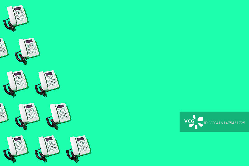 蓝绿色背景上的白色复古电话机图案图片素材