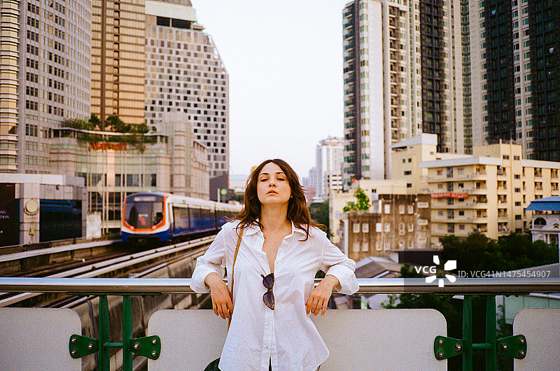 站在曼谷城市景观背景下的女人图片素材