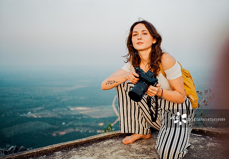 拍摄中的女摄影师图片素材