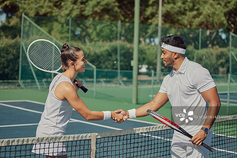 网球：户外比赛中球场上人们的握手图片素材