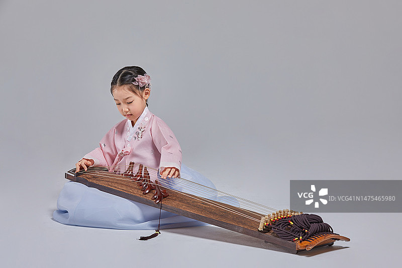 女孩，伽倻琴，韩服，乐器图片素材