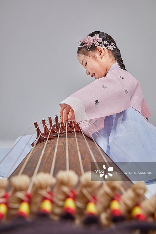 女孩，伽倻琴，韩服，乐器图片素材