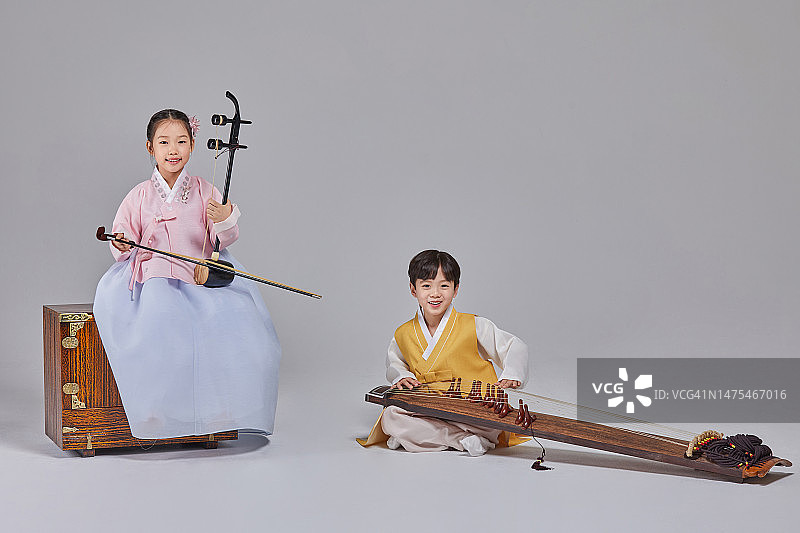 女孩，伽倻琴，韩服，乐器，传统服饰，男孩，奚琴图片素材