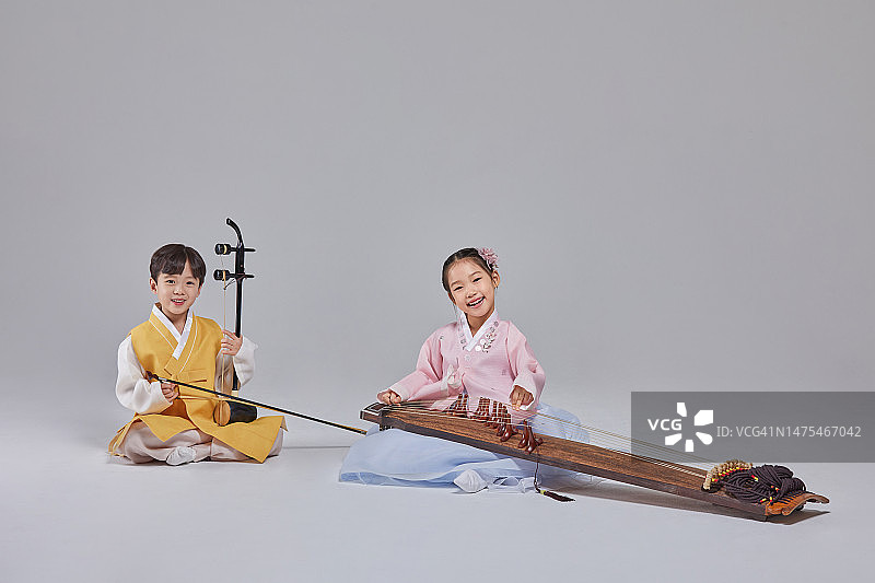 女孩、伽倻琴、韩服、乐器、传统服饰、男孩、奚琴(传统乐器)、微笑图片素材