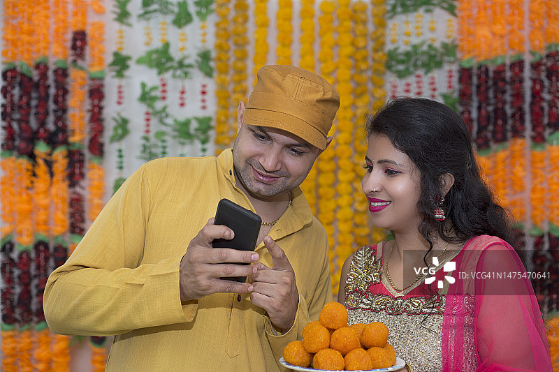 情侣在排灯节用手机自拍图片素材