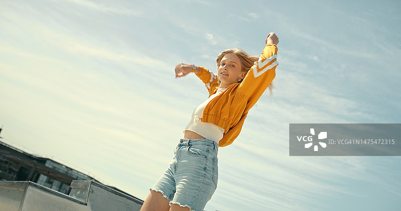 舞蹈：城市中享受自由的女子图片素材