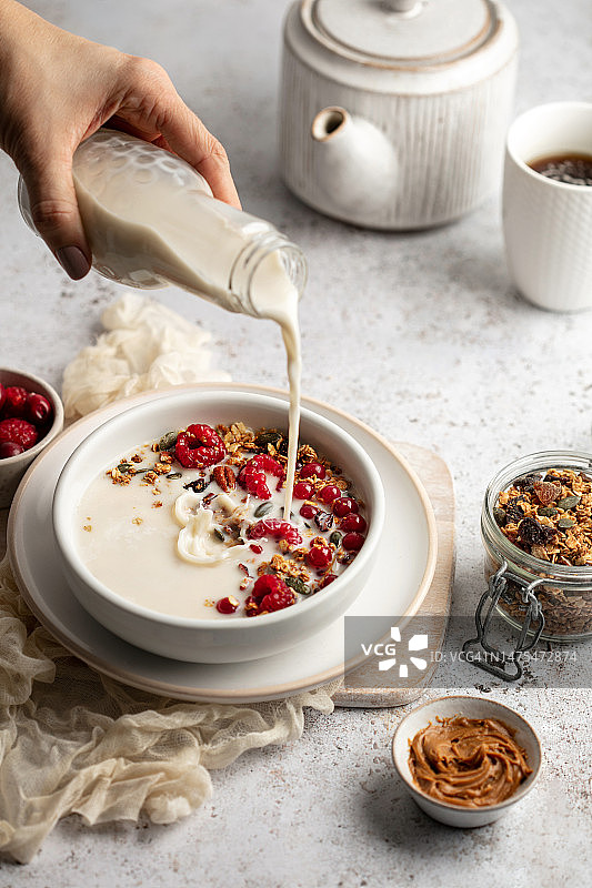早餐：酸奶、格兰诺拉麦片、覆盆子和奶茶图片素材