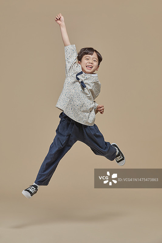 儿童、韩服、日常韩服、跳跃、乐趣、明亮的表情、男孩图片素材