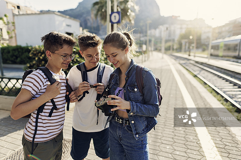 在火车站等火车的少年儿童游客图片素材