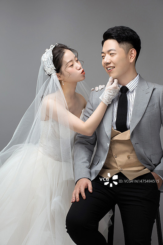 美丽新娘抬起新郎的下巴图片素材