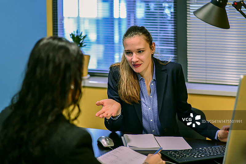 在银行顾问的办公室里图片素材