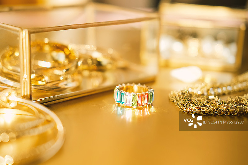 宝石戒指、金链和闪亮珠宝盒图片素材