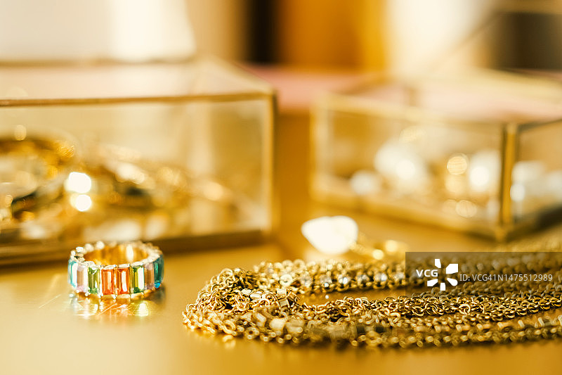 戒指与彩色宝石、金链和珠宝盒图片素材