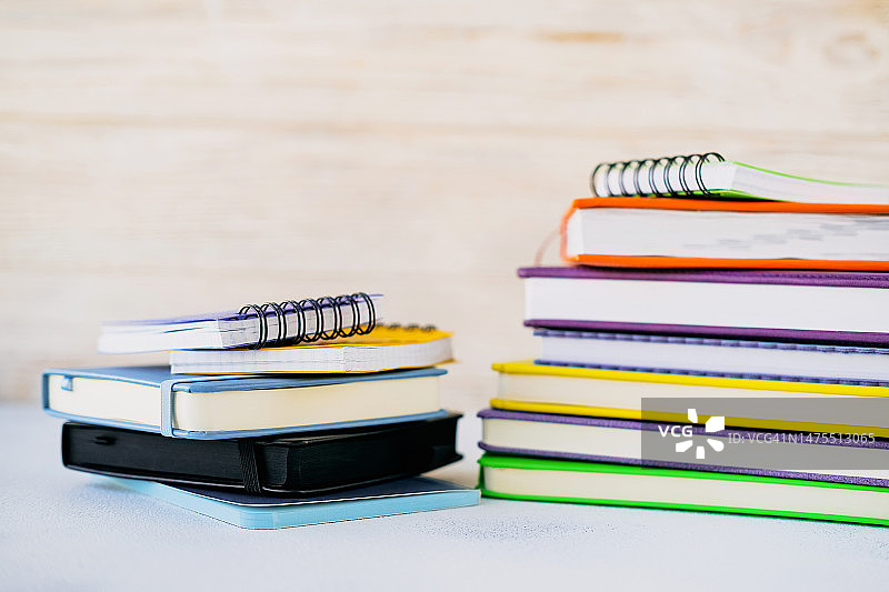 彩色笔记本堆叠图片素材