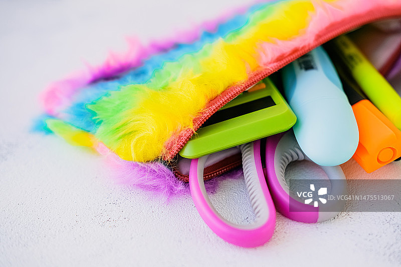 手提包与计算器、剪刀、马克笔和毡尖笔图片素材