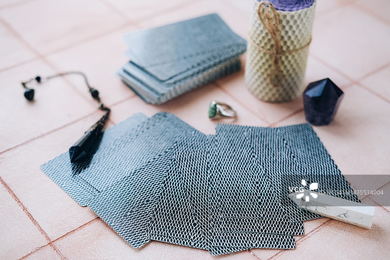 塔罗牌、水晶、宝石戒指、蜡烛图片素材