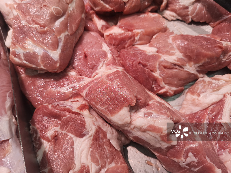 超市不锈钢托盘上的红烧肉片，动物食品图片素材