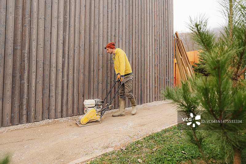 DIY：如何铺设砾石路图片素材