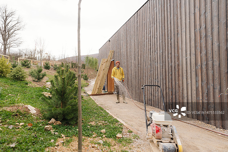 DIY：如何铺设砾石路图片素材